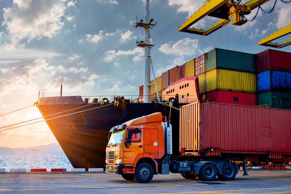 Importar produtos, navio de carga e caminhão em porto