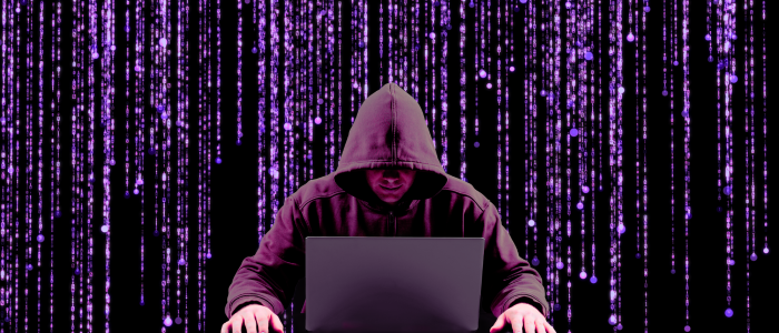 Proteção Contra Riscos Cibernéticos com Seguro Cyber, imagem de um hacker no computador